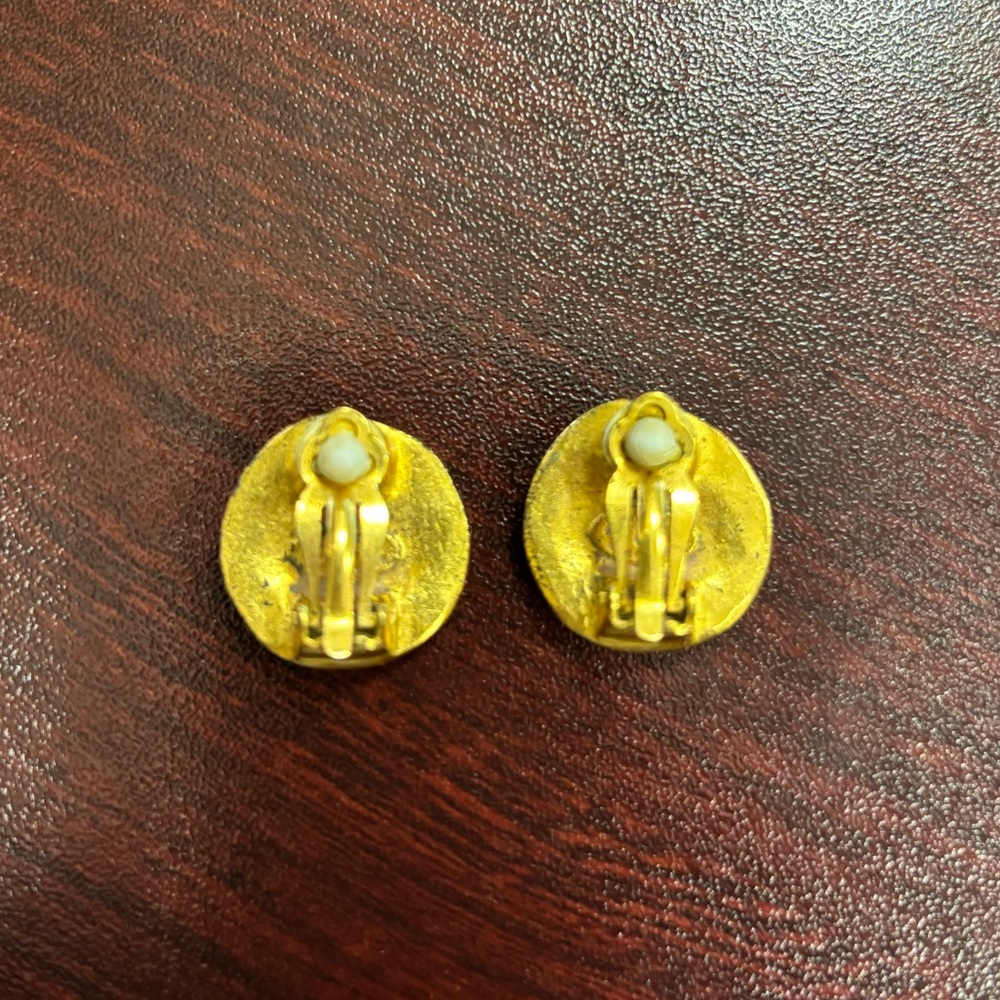 Authentic Vintage Chanel Clip Earings - Picture 4 of 5